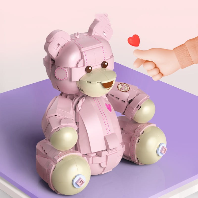 Rosa roboterartiger Teddybär mit beigen Gelenken und angenäht wirkenden Details, zusammengesetzt aus ineinandergreifenden Kunststoff-Steinen in einem Teddybär-Baukasten mit 730-teiligem Roboter-Spielzeug-Set in Rosa.