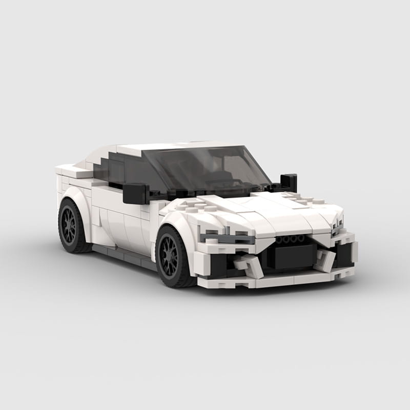 Modelo de juguete de coche deportivo Audi RS7 construido con LEGO blanco, con ruedas negras y parabrisas oscurecido.