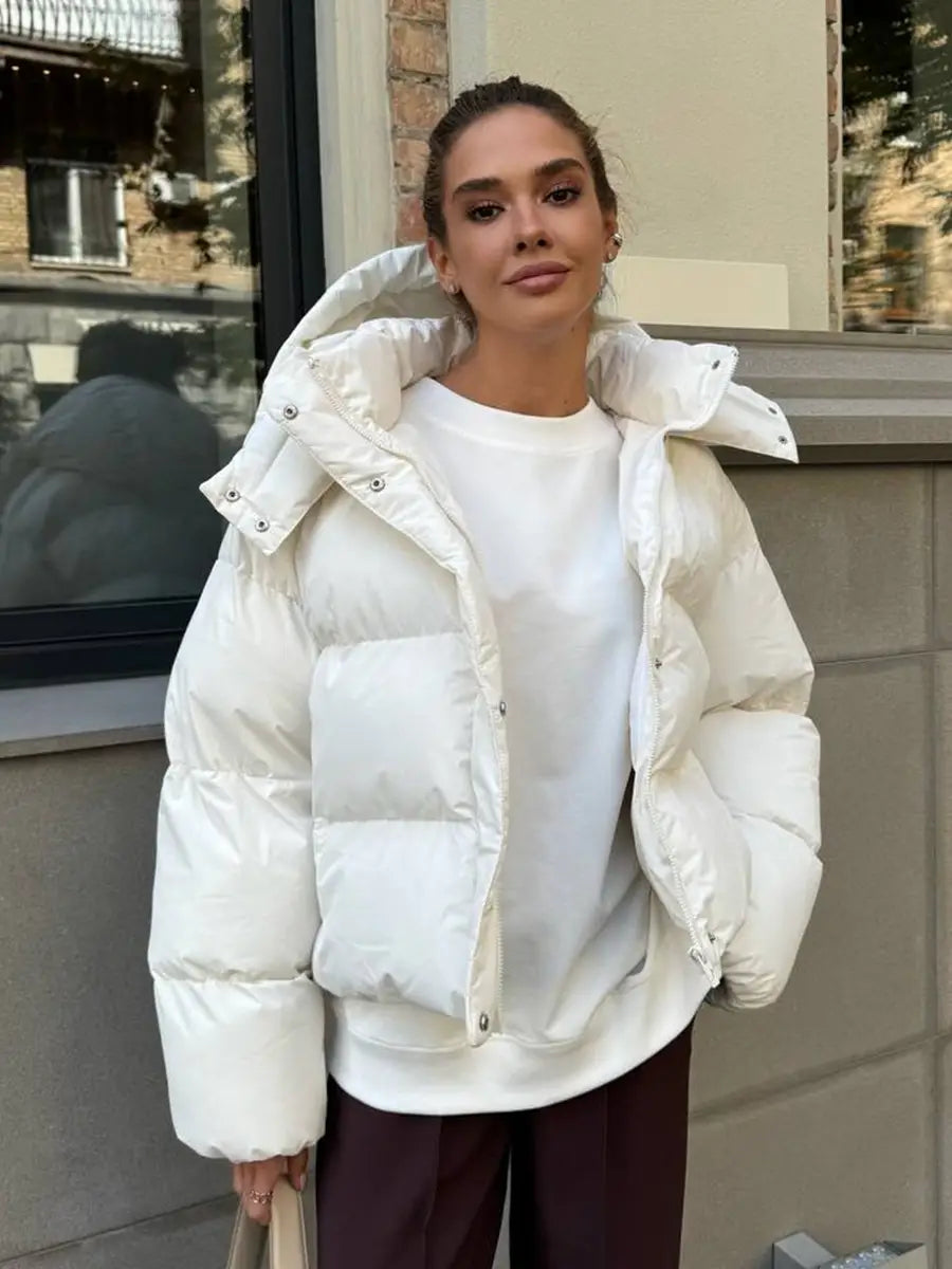 Weiße wattierte Pufferjacke mit Kapuze mit glänzender Oberfläche und silberfarbenen Druckknöpfen