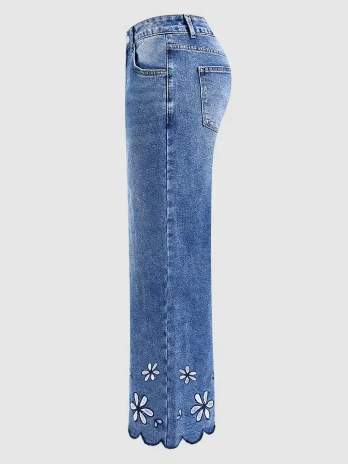 青色のデニムのジーンズ。フラワー刺繍クロップドデニムジーンズのコレクションからのデザインで、スカラップ状の裾に白のフラワー刺繍が施されています。