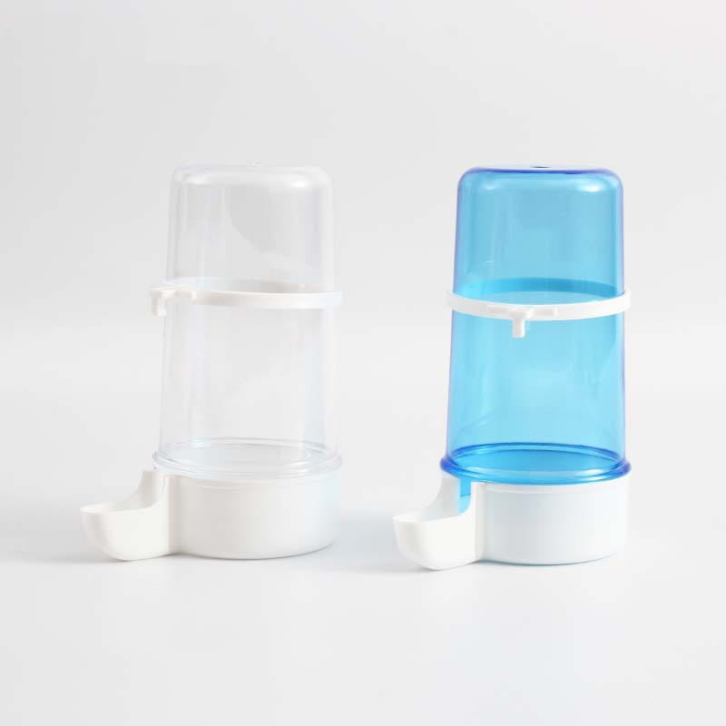 Distributeur d’eau pour oiseau destiné aux cages en plastique PP bleu transparent et blanc, de grande taille 15 cm, avec base et couvercle blancs.