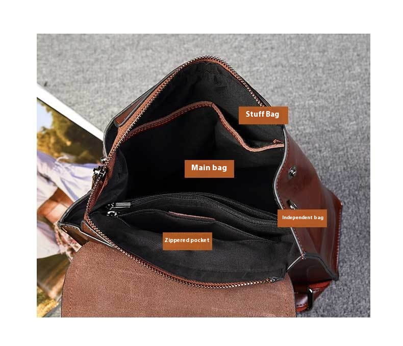 Mochila bandolera de cuero marrón con varios compartimentos, incluido un bolso principal, un bolso independiente y un bolsillo con cremallera diseñado para el uso en moda retro.