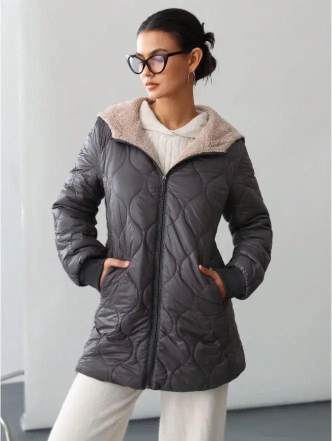 Chaqueta de invierno acolchada con capucha y forro acolchado gris oscuro, con capucha forrada con forro polar color beige y suavidad, diseñada para el clima frío.