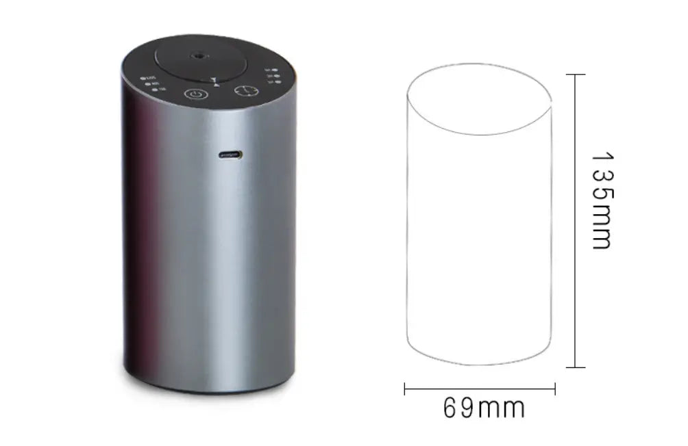 Diffuseur d’arômes portable cylindrique argenté, humidificateur de voiture sans fil USB, avec une finition métallique élégante et un panneau supérieur circulaire comportant des boutons de commande.
