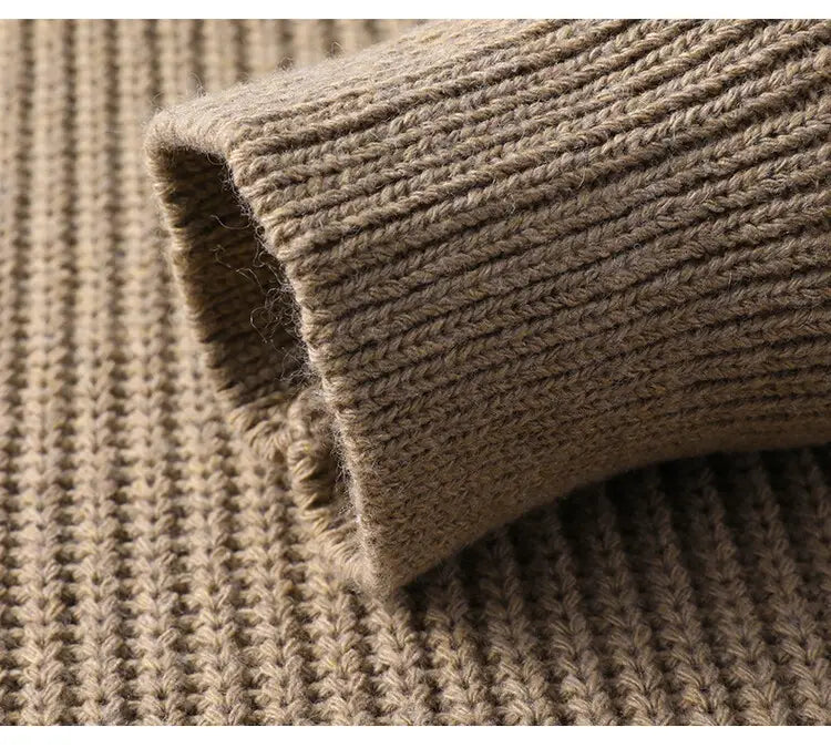 Beige Rippstrickbündchen eines Herren-Halbrollkragenrippstrickpullovers mit weich strukturierter Webart.