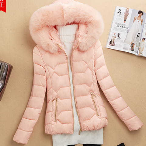Veste matelassée puffer rose avec une capuche en fourrure duveteuse et des fermetures à glissière ton sur ton or, conçue comme une doudoune matelassée pour femme avec capuche en fourrure.