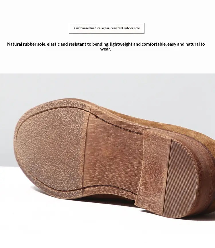 mocassins à pampilles en daim beige, présentant une semelle naturelle en caoutchouc brun avec une surface texturée résistante à l’usure et des coutures cousues