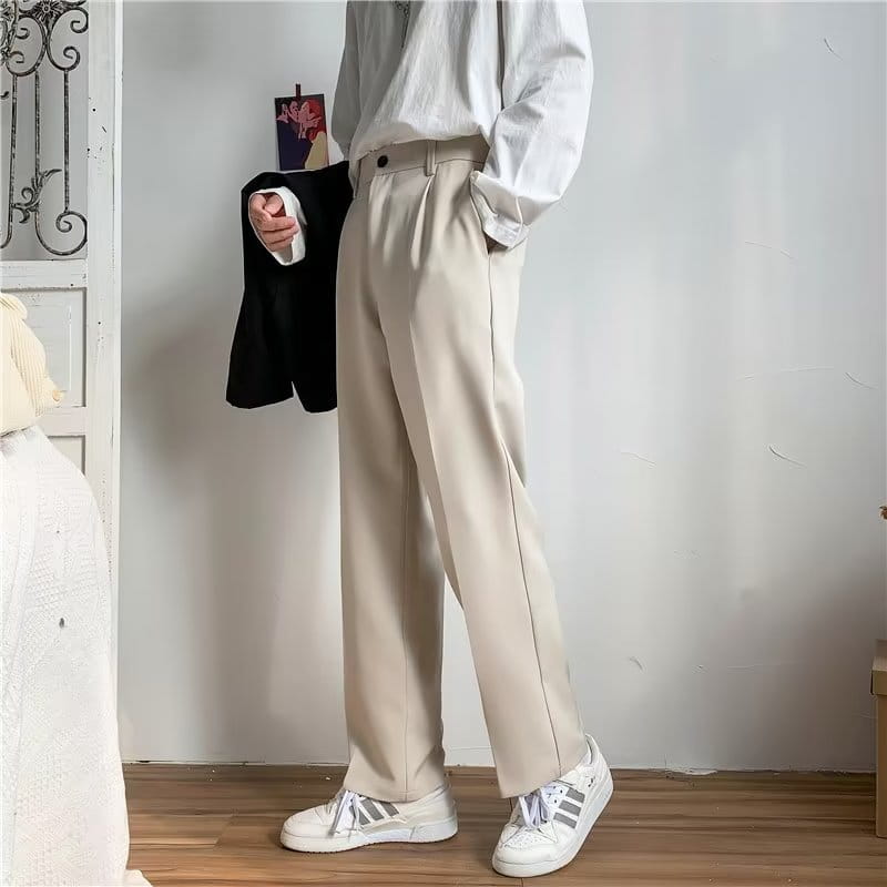 Beige plissierte Straight-Leg-Drapierungsloser Hose mit einer klaren maßgeschneiderten Passform und dezenten Bundfalten.