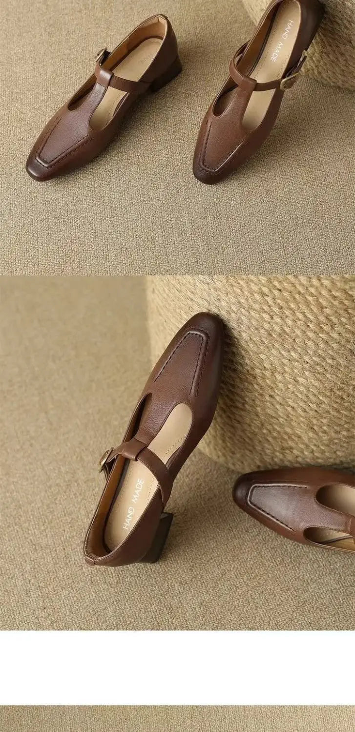 Zapatos tipo Mary Jane de cuero marrón con puntera cuadrada y correa con hebilla, con diseño de correa en T.