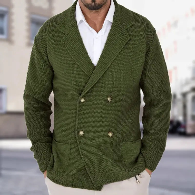 Chaqueta tipo cárdigan de punto de doble botonadura para hombre en verde oliva, con botones beige y dos bolsillos laterales.