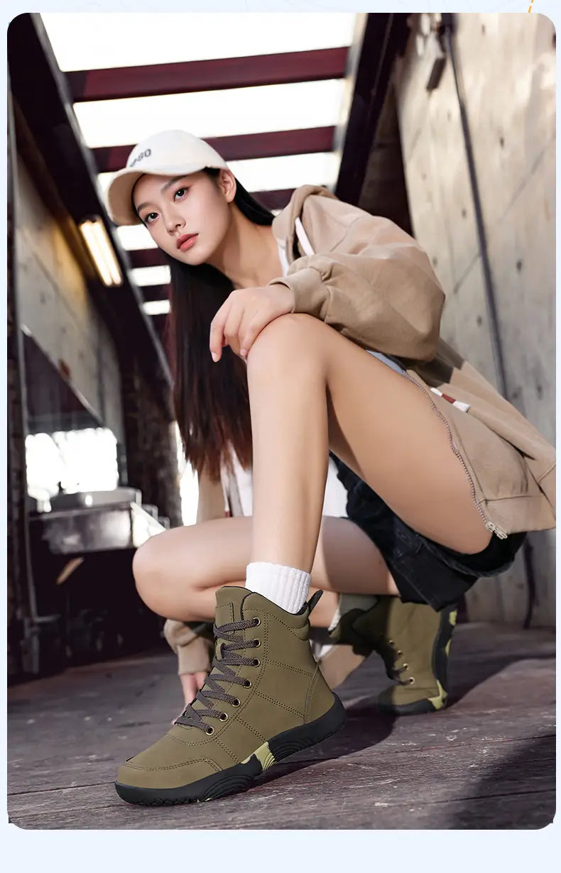 Olivgrüner High-Top-Wanderstiefel mit breiter Zehpartie, aus Leder, mit verstärkten Nähten und schwarzer Gummisohle, ausgelegt für den Einsatz im Sport und Outdoor.