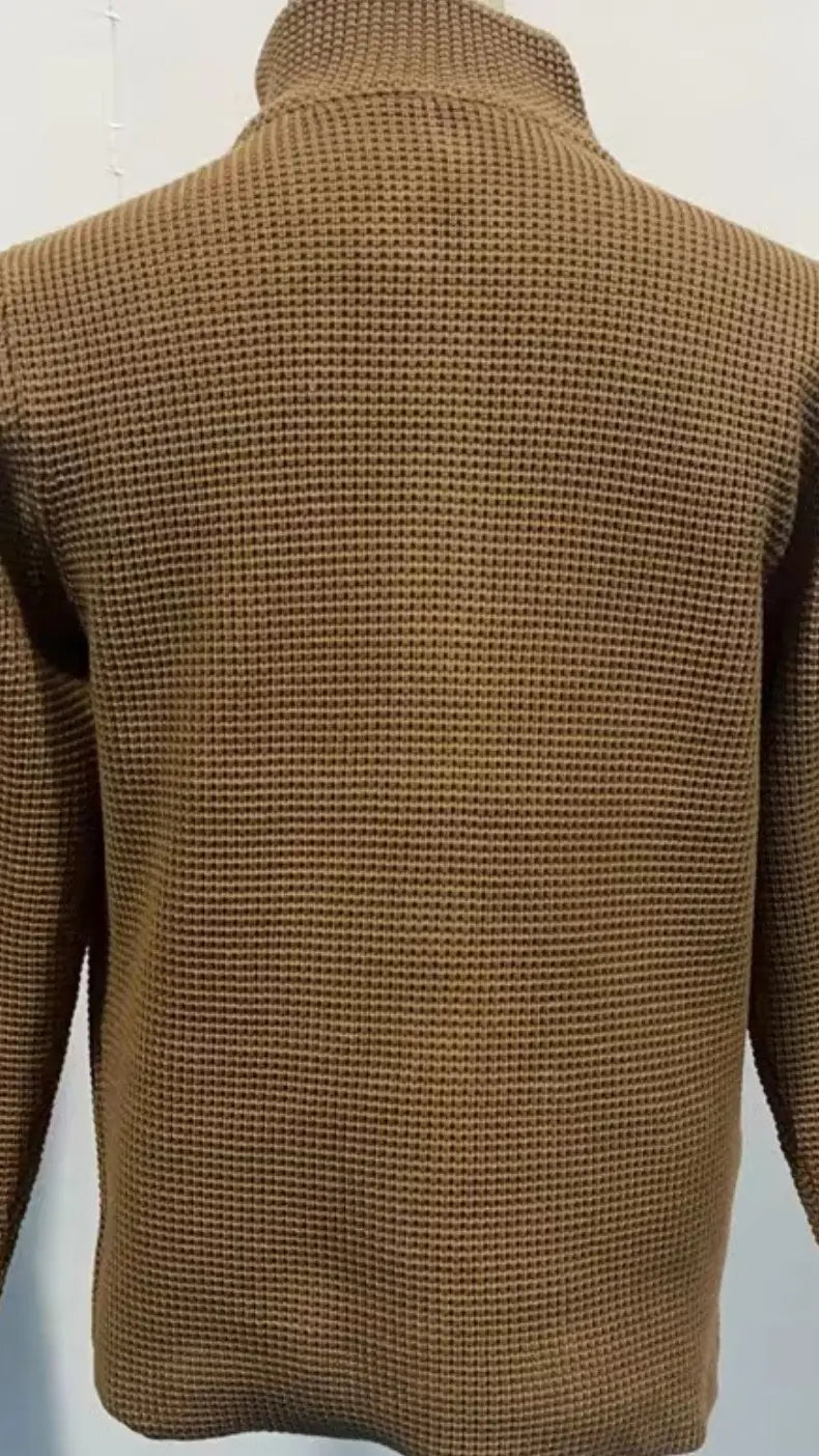 Cardigan en maille gaufrée marron pour homme, pull-over tricoté à col montant, avec un motif de côtes texturées.