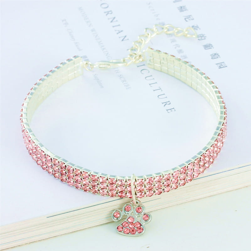 Collier pour chien en strass roses avec un charme assorti en forme de patte, conçu pour les animaux de compagnie dans la collection de colliers pour animaux à motifs de pattes en strass.