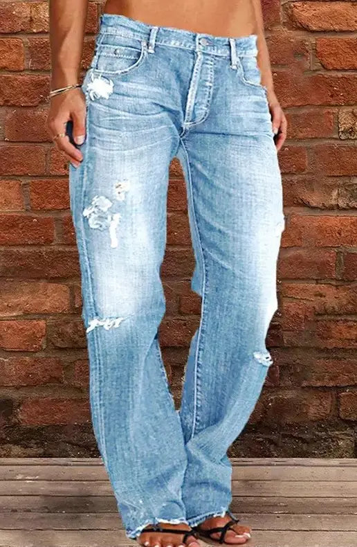 Jeans en denim bleu clair avec des détails usés et effilochés et une coupe évasée dans un style de jambe droite ample