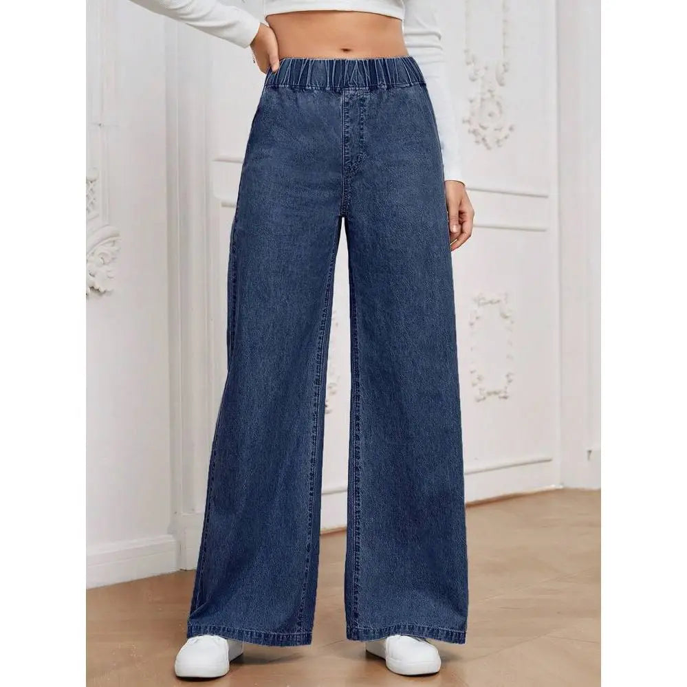 Pantalon en denim bleu à jambes larges avec taille élastique en tissu délavage clair, pour un port décontracté confortable.