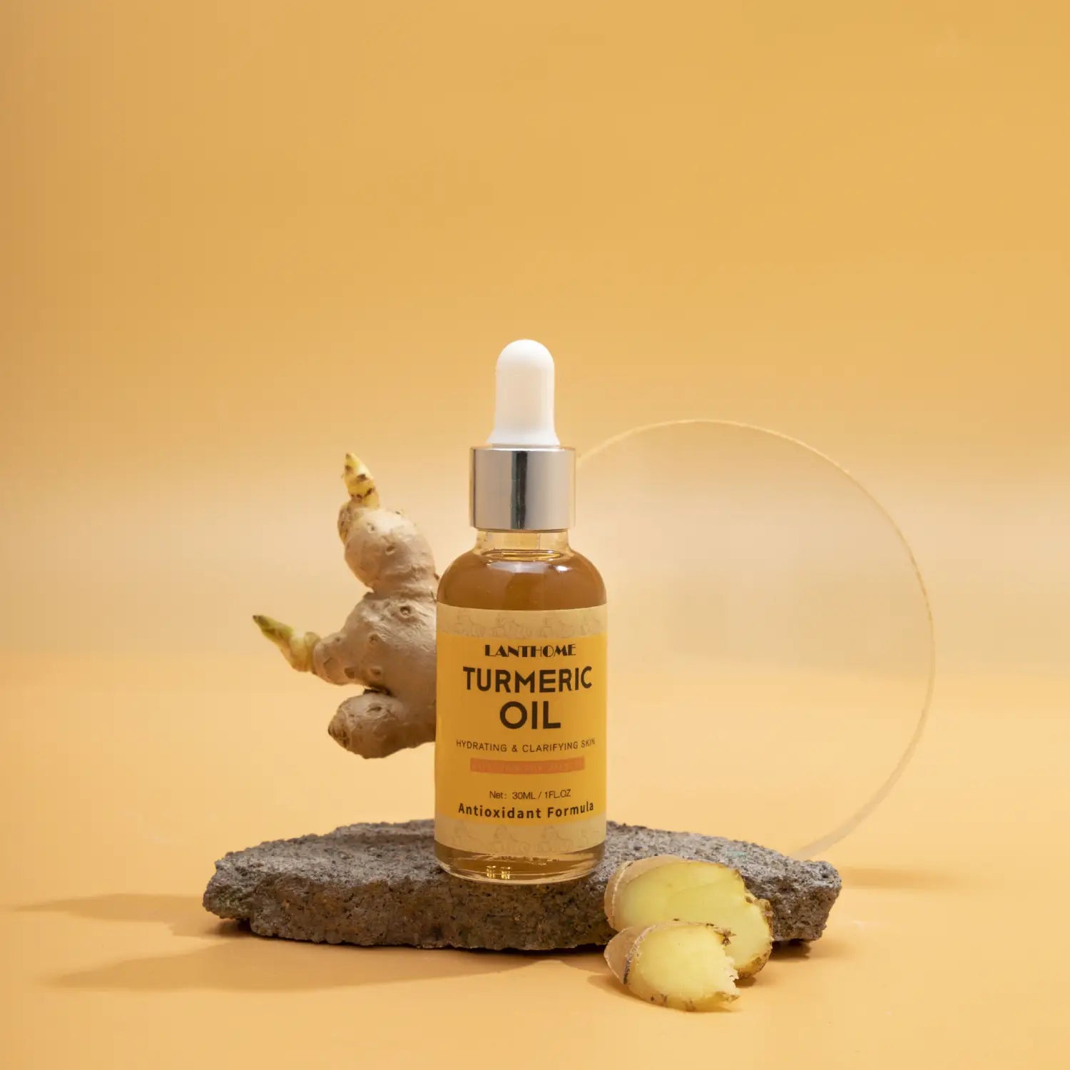 Flacon en verre transparent d’huile de curcuma lanthane, avec un compte-gouttes en capuchon argenté et un liquide ambré, portant la mention formule antioxydante de l’ensemble de soins au curcuma : huile éclaircissante et crème pour le visage.