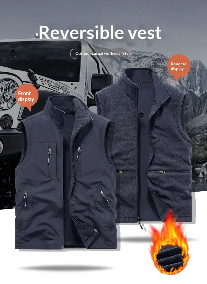 ジッパーポケットと高めの襟を備えたダークネイビーのリバーシブルフリース作業ベスト。屋外のカジュアル作業着向けに設計されています。