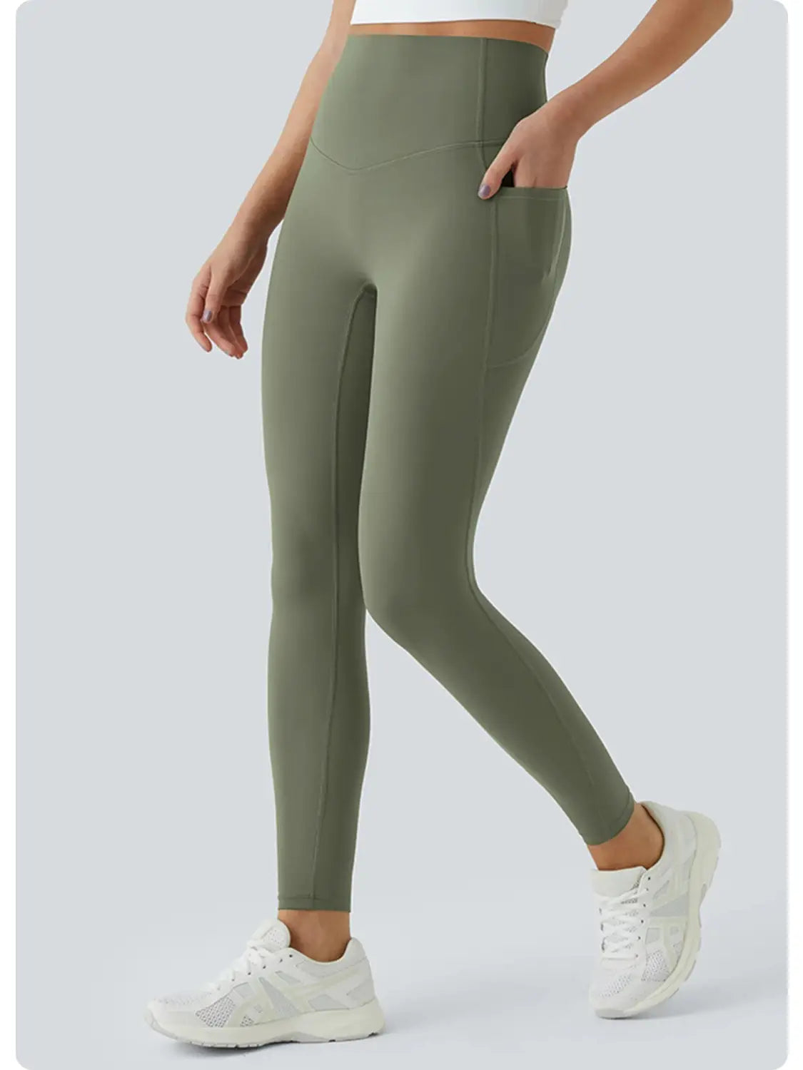 Olivegrüne Yoga-Hose mit hoher Taille und Taschen hinten mit elegant figurbetontem Design und seitlichen Taschen.