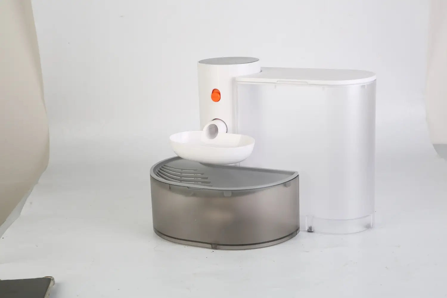 Fontaine à eau automatique pour animal de compagnie blanche et argentée, avec un réservoir transparent, pour une utilisation sans fil rechargeable dans un bol de 3 L de fontaine à eau intelligente pour animal de compagnie