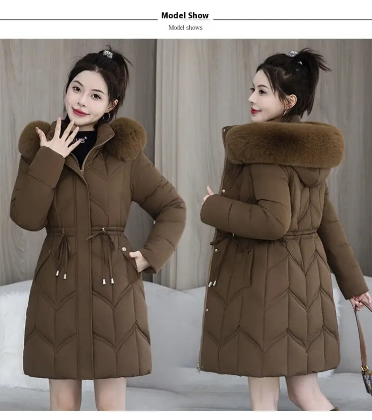 Braune gesteppten Winterjacke aus Baumwolle mit einer kuscheligen hellbraunem Pelzfutter-Kapuze und passendem Tunnelzug in der Taille für zusätzlichen Sitz und Wärme.
