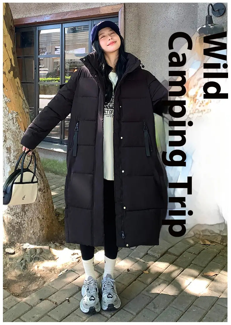 Schwarze koreanische gesteppte Pufferjacke mit Kapuze mit vorderem Reißverschluss und isolierendem Design für kaltes Wetter.