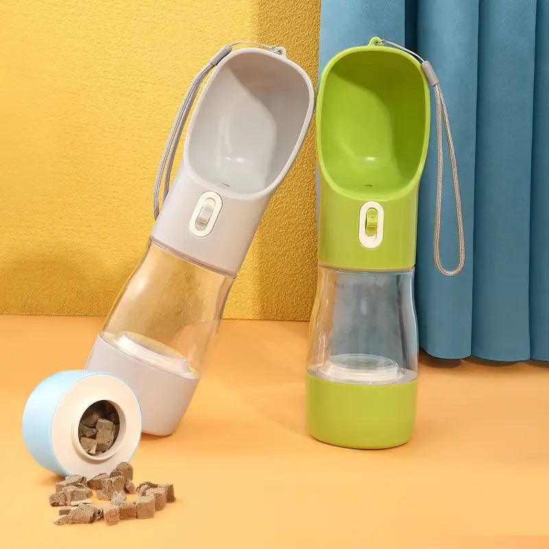 Gourde pour chien gris et verte avec corps en plastique transparent et gobelet d’alimentation amovible, conçue comme une gamelle de voyage portable avec une capacité de 458 ml.