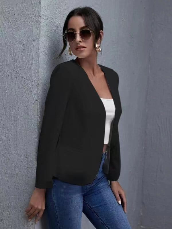 Veste noire à la conception moderne et épurée, avec une texture subtile, présentée comme alternative à une veste courte blanche ajustée, solidement confectionnée