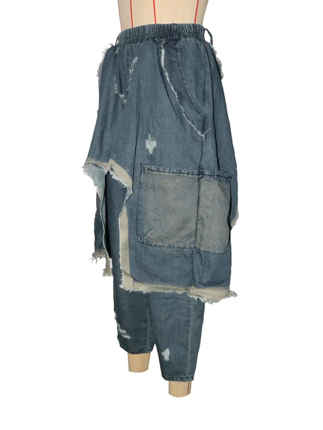 Bestickte Patchwork-Jeans-Haremshosen mit einem Jeansrock mit ausgefransten Kanten und Patchwork-Design.