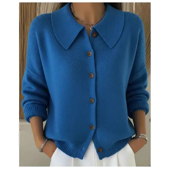 Un cardigan boutonné en maille tricotée bleu vif pour femmes, présentant un col classique et des boutons en bois, conçu comme un pull ample et décontracté.