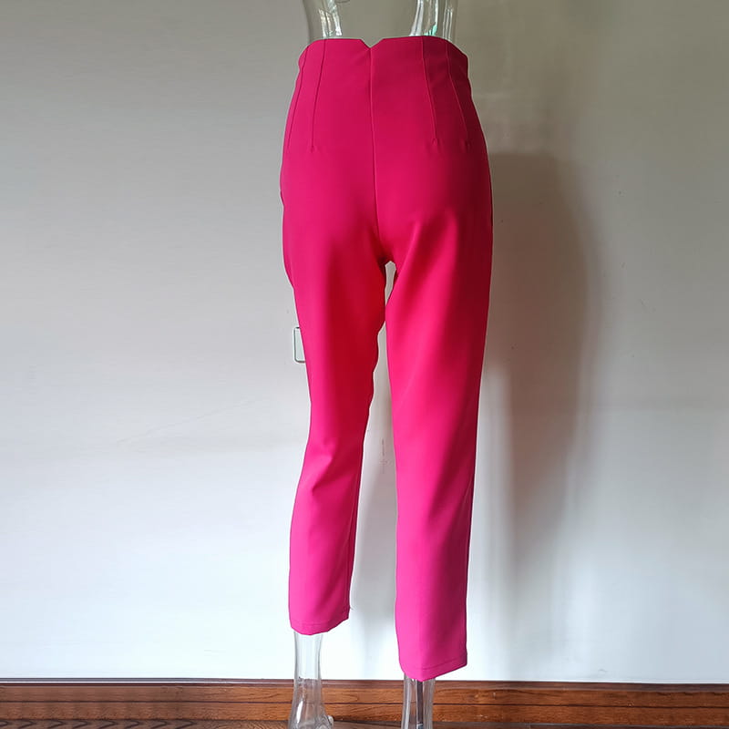 Pantalon taille haute à plis plats et jambes droites fuchsia vif, avec une coupe soignée et des plis discrets au niveau de la taille.