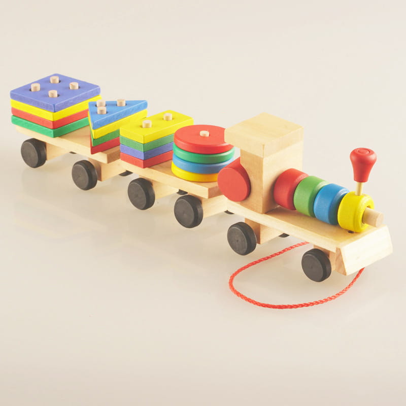 Jouet éducatif en bois de type train pour empiler aux couleurs vives, avec des formes géométriques sur chaque wagon et une ficelle rouge de traction conçue comme un trieur de formes éducatif.