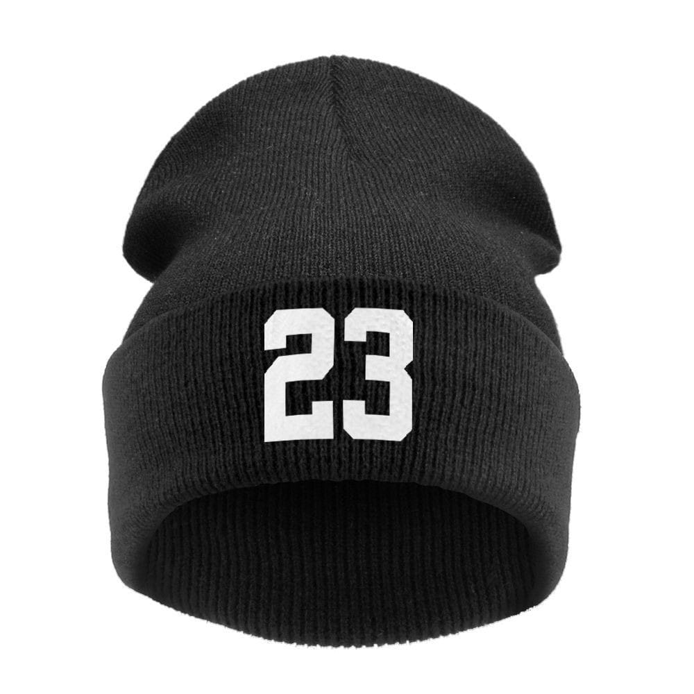 Bonnet en maille noir fabriqué dans une matière douce, avec numéro 23 brodé en blanc sur le devant.
