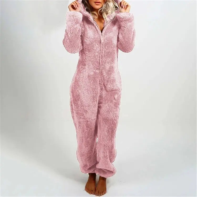Conjunto de pijama tipo mono de forro polar suave rosa claro con orejas de gato, con capucha, con cierre frontal y diseño de una sola pieza.