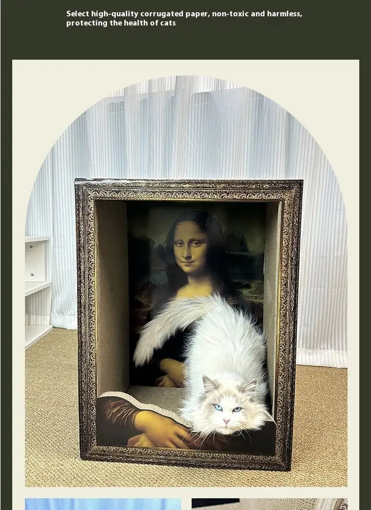 eine weiße flauschige Katze späht aus einer gerahmten Reproduktion der „Mona Lisa“ hervor, gebettet in einen prunkvollen dunkelbraunen Bilderrahmen, auf einem „Mona Lisa“-Katzenkissen-Kratzbrett mit prunkvollem Rahmen