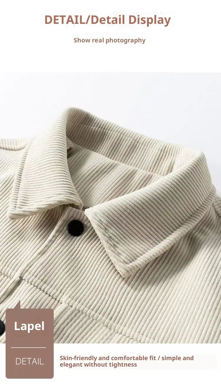 Beiges Cord-Revers mit schwarzem Knopf an einer Herren-Arbeitsjacke im lockeren, lässigen Stil.