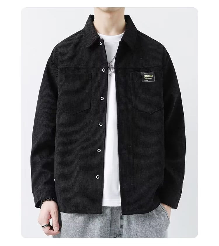 Herren Cordhemd im Casual-Stil mit Langarm in Schwarz mit Rippstruktur und einem kleinen rechteckigen Patch auf der linken Brust.