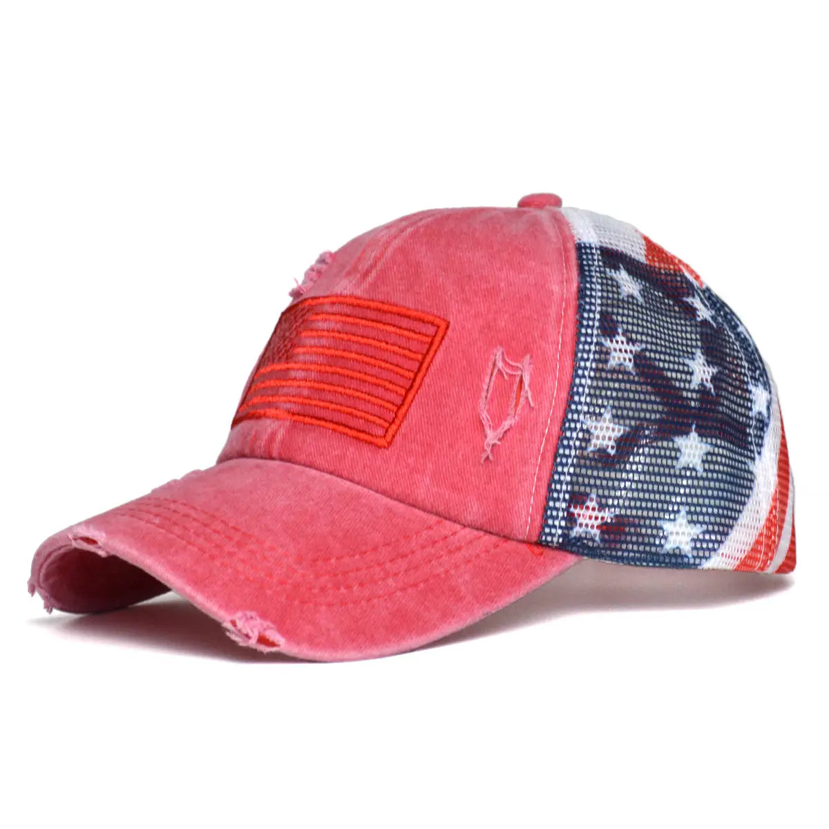 Casquette de type camionneur rose délavée, avec un écusson brodé du drapeau américain rouge à l’avant, et un dos en maille avec des étoiles et des rayures en bleu, blanc et rouge, conçue comme une casquette de baseball en denim à motif de drapeau américain pour femmes.