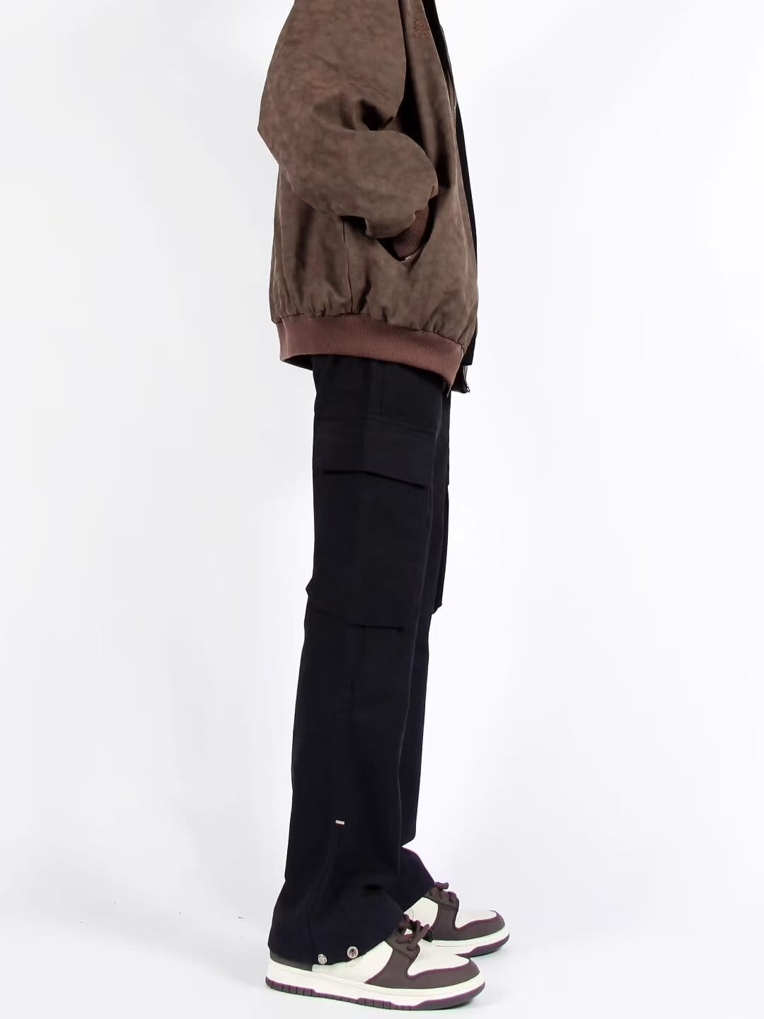 Pantalones cargo negros de pierna recta con múltiples bolsillos, con ajuste relajado y tejido resistente, diseñados para un uso versátil.