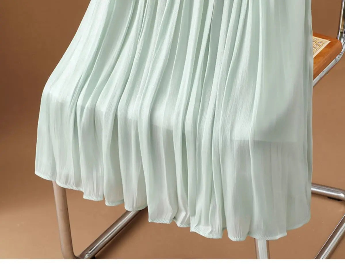 Ein fließender mintgrüner irrisierender Chiffon-Faltenrock aus leichtem, halbtransparentem Gewebe.