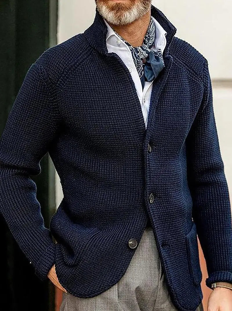 Cardigan en maille côtelée bleue marine pour homme, à col montant et fermetures à boutons, conçu pour une tenue décontractée et professionnelle.