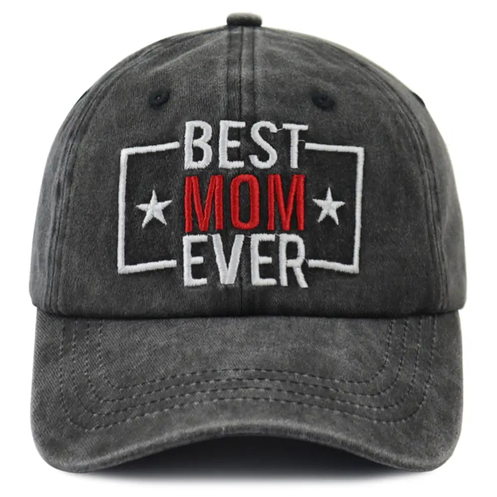 Gorra de béisbol de algodón desgastado gris oscuro con bordado del texto la mejor mamá de todas en blanco y rojo, con un borde rectangular blanco y estrellas a ambos lados.