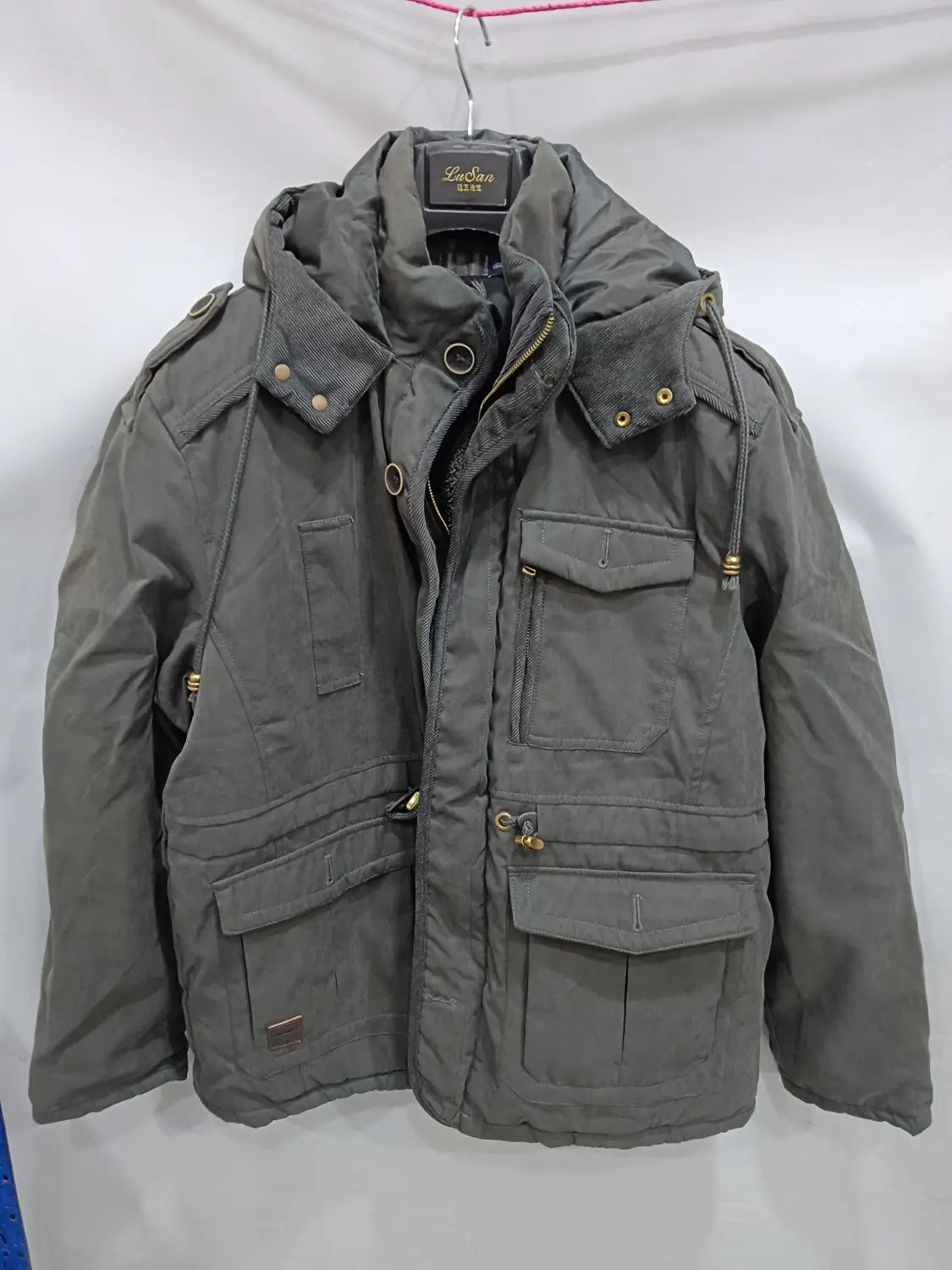 Chaqueta de invierno acolchada con forro polar para tallas grandes en verde oliva oscuro, con aislamiento, múltiples bolsillos con solapa y herrajes de tono dorado, diseñada para el clima frío.