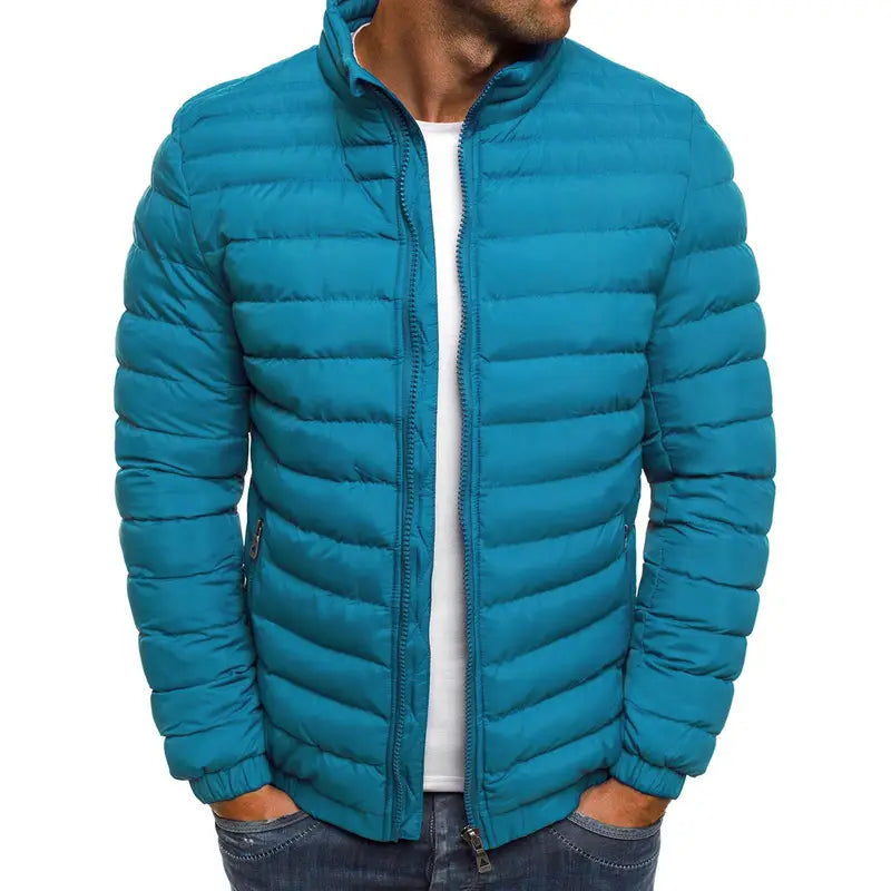 Doudoune matelassée turquoise pour homme avec col montant et fermeture à glissière, conçue pour la chaleur et le style.