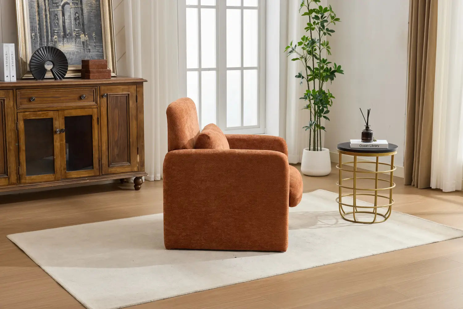 Moderner Bouclé-Akzent-Sessel, gepolstert in warmem Terrakotta-Samt, mit plüschiger Polsterung und einer kantigen, kastenförmigen Silhouette.