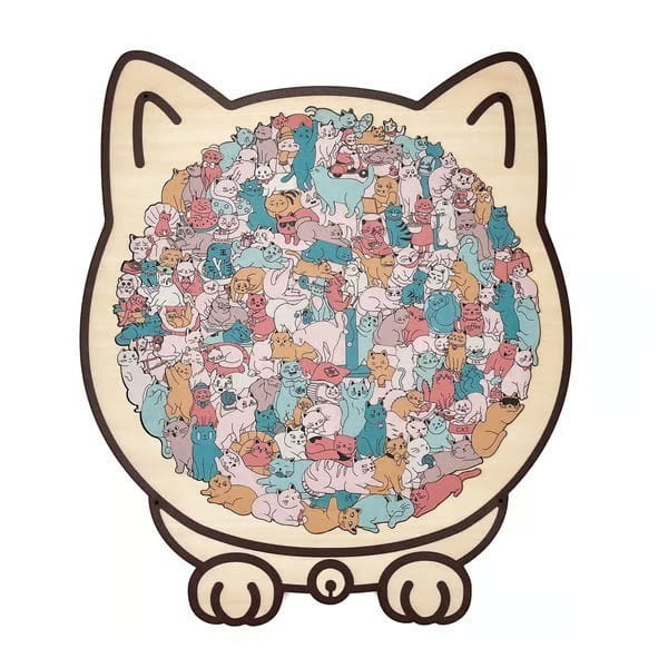 Un rompecabezas de madera color beige con forma de gato que presenta 135 piezas con una variedad colorida y densa de gatos ilustrados en distintas posturas y tonos, que llenan su cuerpo y está diseñado como un juguete tipo rompecabezas Morandi.