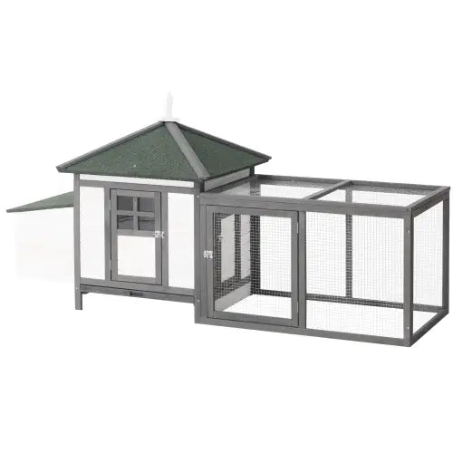 Cage à lapins en métal gris avec toit vert et habillage blanc, vue depuis l’arrière d’un poulailler en bois avec boîte de ponte.