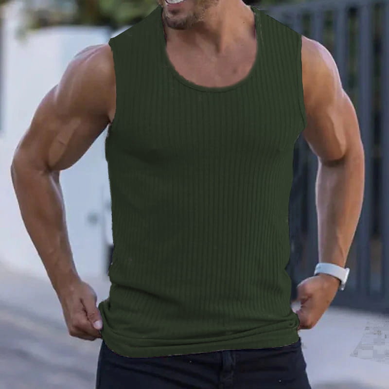 Ein dunkelgrünes olivfarbenes geripptes ärmelloses Tanktop aus Baumwolle für Herren mit Slim-Fit-Strickstil.