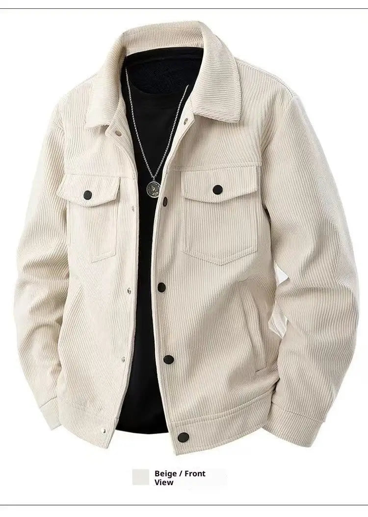 Beige Herren-Cord-Arbeitsjacke mit klassischem Kragen und Knopfverschlüssen, ausgelegt für lockere, lässige Kleidung.