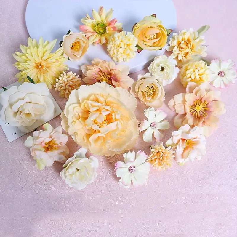 手作りのミックスパステルシルクフラワーDIYヘアアクセサリーセット。クリームピーチおよびイエローの色合いで、花びらの精巧なディテールを備えた繊細な造花が特徴です。