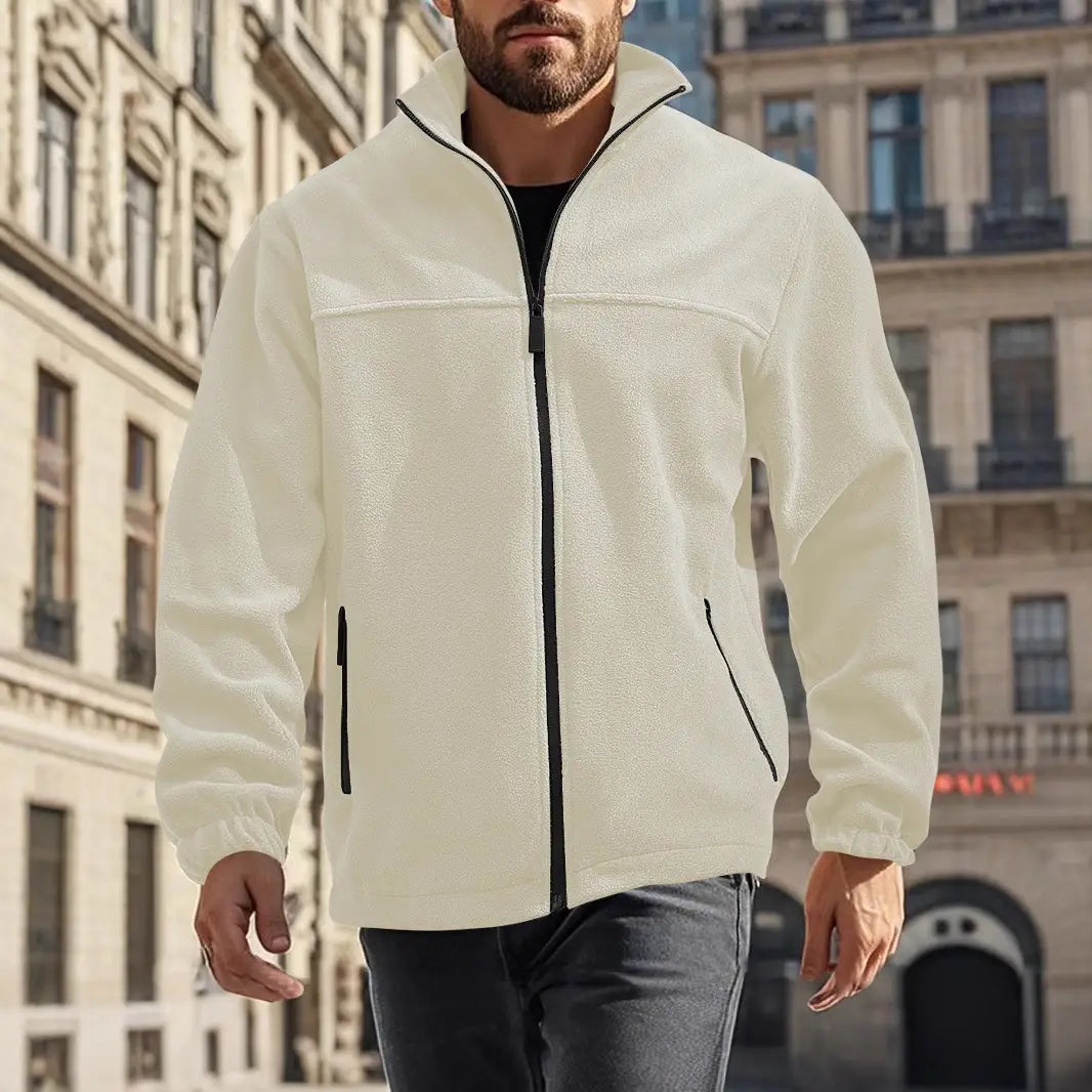 Chaqueta polar para hombre de cierre completo con cuello alto en color crema, con cremallera negra y bolsillos laterales, confeccionada con material de forro polar.